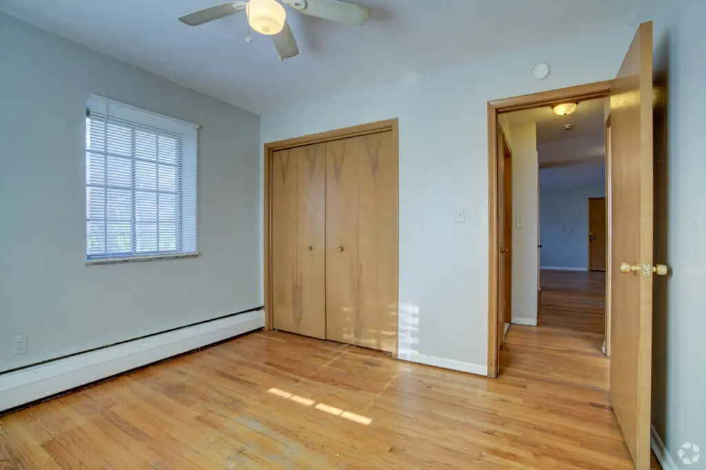 saf-cadieux-llc-detroit-mi-2br-1ba---660sf---bedroom-1 - Copy